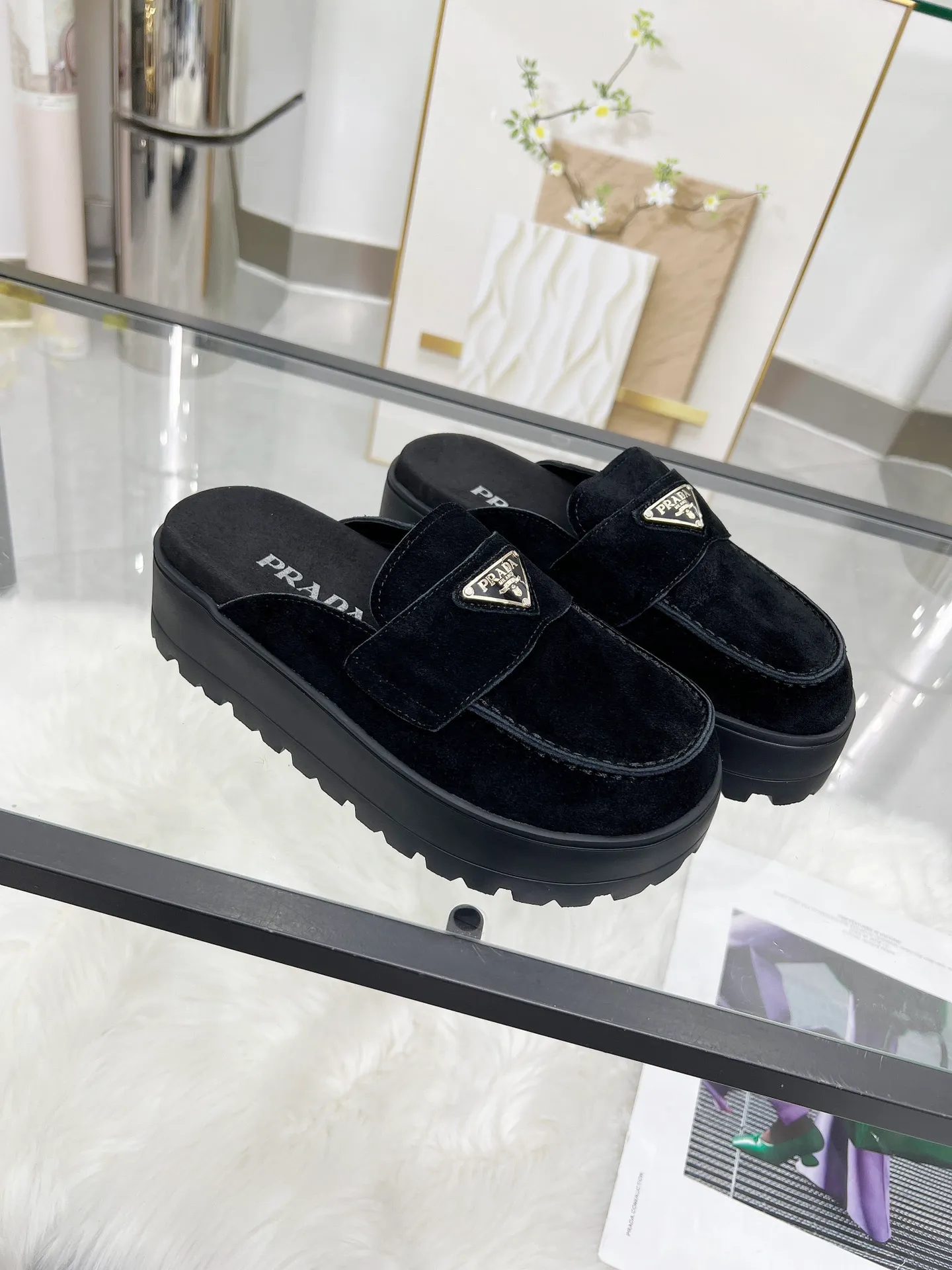 👟👟Ex-factory price 520👟👟 🌸Prada 2025 spring and summer new slippers 💫Velcro sandals The latest catwalk style, classic upgrades, both comfort and fashion. Each color combination looks good, and the design matches different style needs ✅Upper: original customized cowhide ✅Inner: original customized sheepskin lining, cowhide feet ✅Outsole: original molded anti-slip outsole ✅Number of codes: 35-40 (41 customized, non-refundable and non-exchangeable)